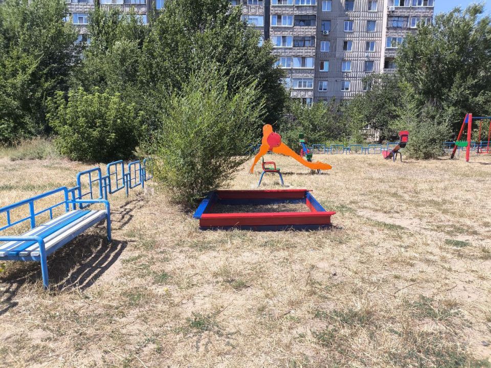 В рамках акции "Яркое детство" активисты Единой России благоустроили детскую площадку на четвертом микрорайоне В рамках акции "Яркое детство" активисты Единой России благоустроили детскую площадку на четвертом микрорайоне