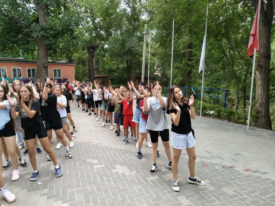 Лето в самом разгаре, и юные жители Станично-Луганского округа не теряют ни минуты! Они с удовольствием проводят время в знаменитом детском лагере "Орлёнок" Волгоградской области, где их ждут разнообразные и увлекательные... Лето в самом разгаре, и юные жители Станично-Луганского округа не теряют ни минуты! Они с удовольствием проводят время в знаменитом детском лагере "Орлёнок" Волгоградской области, где их ждут разнообразные и увлекательные...