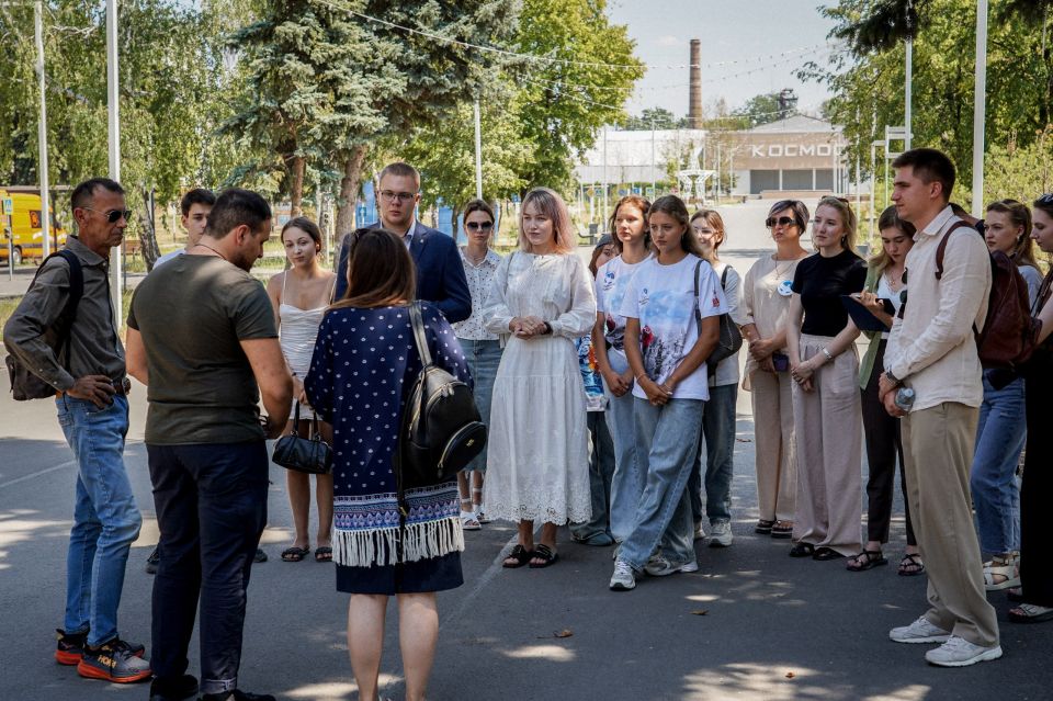 Ciao amici!. Международная дружба расширяет свою географию, ведь сегодня молодёжь Республики встретилась с итальянскими общественниками: Давид Спаккасасси – волонтёр благотворительный организация Сперанца (Культурная... Ciao amici!. Международная дружба расширяет свою географию, ведь сегодня молодёжь Республики встретилась с итальянскими общественниками: Давид Спаккасасси – волонтёр благотворительный организация Сперанца (Культурная...