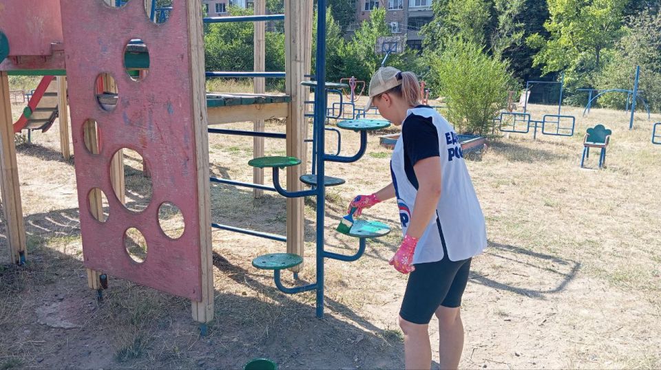 В рамках акции "Яркое детство" активисты Единой России благоустроили детскую площадку на четвертом микрорайоне В рамках акции "Яркое детство" активисты Единой России благоустроили детскую площадку на четвертом микрорайоне