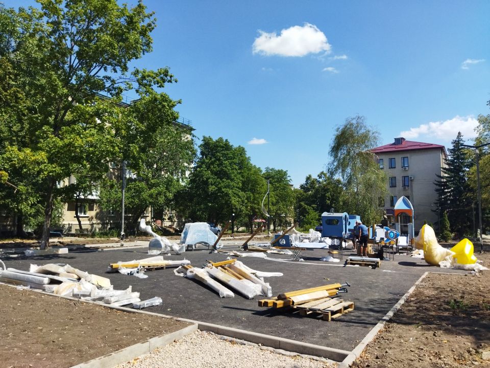 Реализация проекта «Каштановая аллея» в городе Ровеньки продолжается Реализация проекта «Каштановая аллея» в городе Ровеньки продолжается