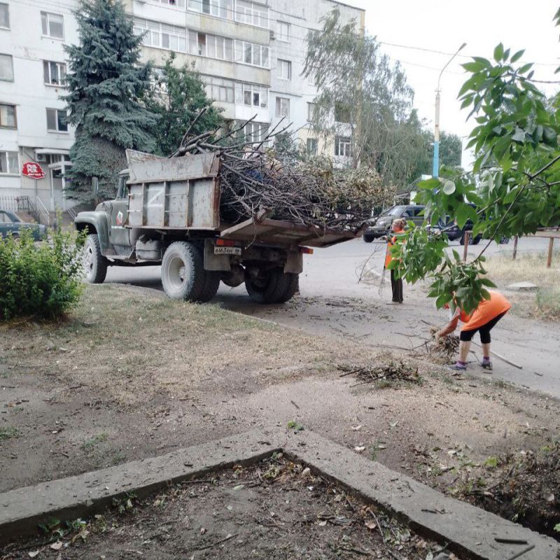 Управляющая компания занимается благоустройством придомовых территорий и вывозит сухие ветки — это положительная практика, направленная на поддержание комфортных и безопасных условий проживания Управляющая компания занимается благоустройством придомовых территорий и вывозит сухие ветки — это положительная практика, направленная на поддержание комфортных и безопасных условий проживания