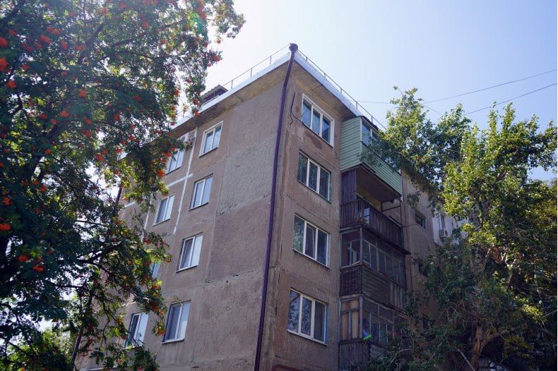 Красноярский край завершает ремонтные работы на кровле дома №24 кв. Пролетариата Донбасса Красноярский край завершает ремонтные работы на кровле дома №24 кв. Пролетариата Донбасса