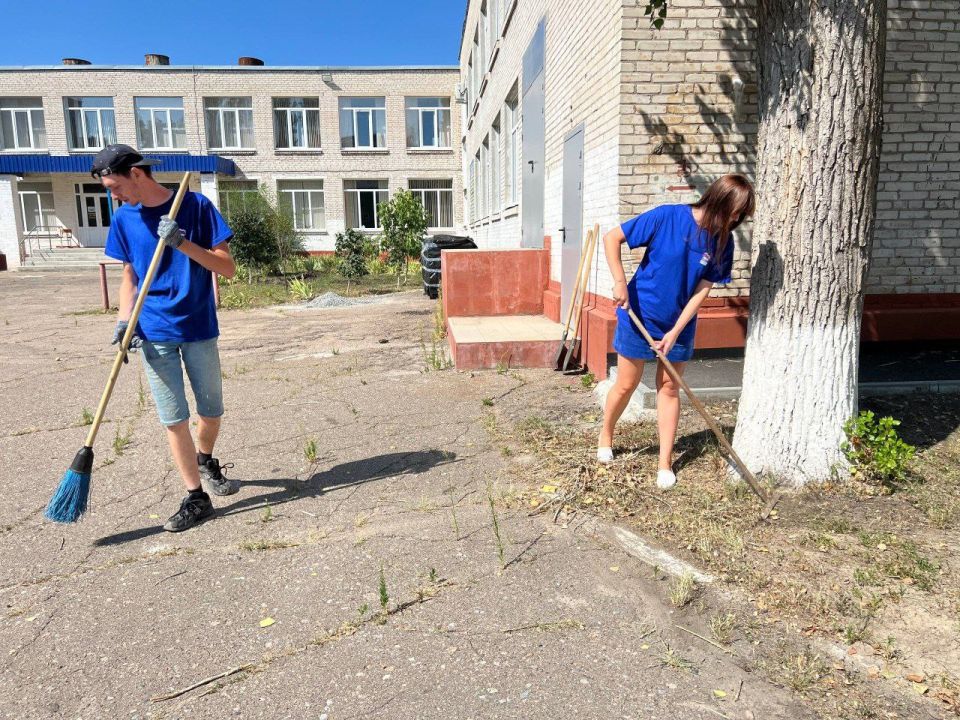 В преддверии нового учебного года Северодонецкое местное отделение партии «ЕДИНАЯ РОССИЯ» совместно с активистами «Молодой Гвардии Единой России» провели субботник на территории Северодонецкой средней школы № 6 В преддверии нового учебного года Северодонецкое местное отделение партии «ЕДИНАЯ РОССИЯ» совместно с активистами «Молодой Гвардии Единой России» провели субботник на территории Северодонецкой средней школы № 6