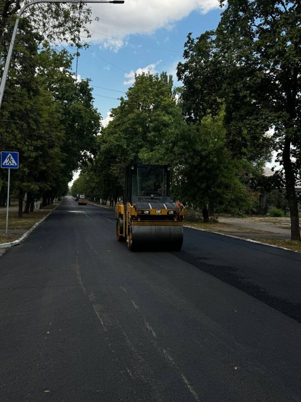 При поддержке Омской области в Стаханове завершен ремонт двух дорог, работы продолжаются При поддержке Омской области в Стаханове завершен ремонт двух дорог, работы продолжаются