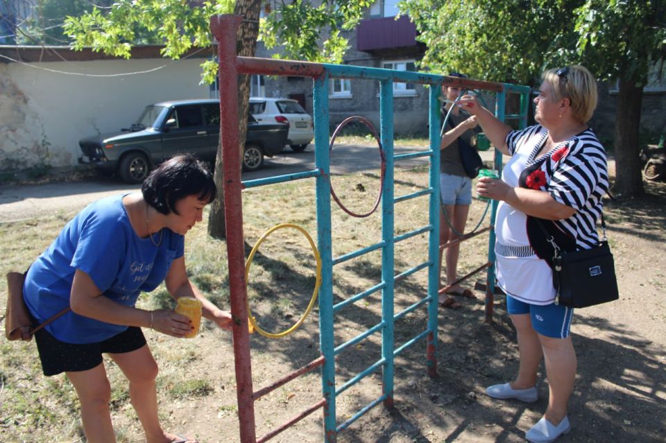 В городе Зимогорье прошел субботник по благоустройству детской площадки В городе Зимогорье прошел субботник по благоустройству детской площадки