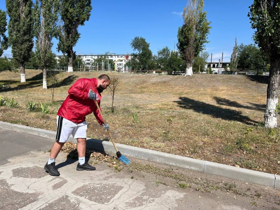 В преддверии нового учебного года Северодонецкое местное отделение партии «ЕДИНАЯ РОССИЯ» совместно с активистами «Молодой Гвардии Единой России» провели субботник на территории Северодонецкой средней школы № 6 В преддверии нового учебного года Северодонецкое местное отделение партии «ЕДИНАЯ РОССИЯ» совместно с активистами «Молодой Гвардии Единой России» провели субботник на территории Северодонецкой средней школы № 6