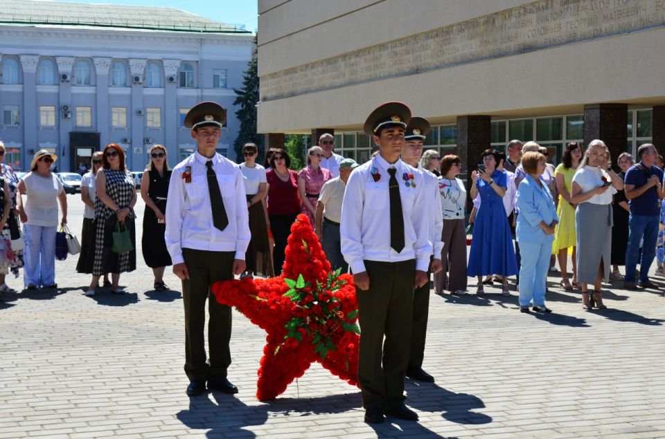 Красный Луч передал «Венок Славы» Краснодону в рамках патриотической эстафеты Красный Луч передал «Венок Славы» Краснодону в рамках патриотической эстафеты