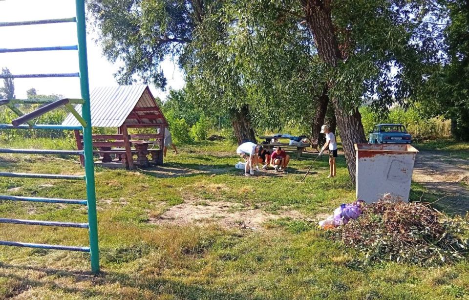 Единороссы продолжают благоустраивать родной поселок Беловодск Единороссы продолжают благоустраивать родной поселок Беловодск