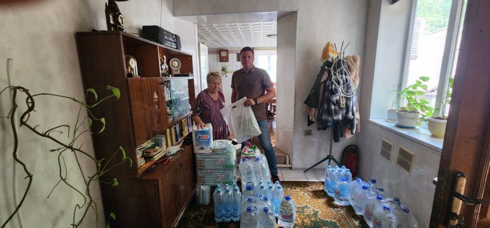 Лисичанские единороссы оказали гуманитарную помощь маломобильному жителю города Лисичанские единороссы оказали гуманитарную помощь маломобильному жителю города