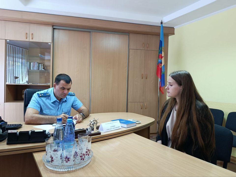 Луганский транспортный прокурор Александр Павленко провел личный прием граждан в здании железнодорожного вокзала Луганский транспортный прокурор Александр Павленко провел личный прием граждан в здании железнодорожного вокзала