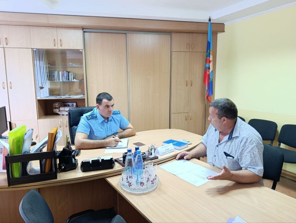 Луганский транспортный прокурор Александр Павленко провел личный прием граждан в здании железнодорожного вокзала Луганский транспортный прокурор Александр Павленко провел личный прием граждан в здании железнодорожного вокзала