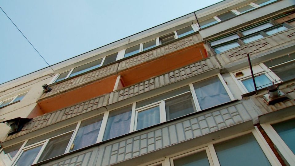 Тюменские строители завершили капитальный ремонт кровли по адресу: г. Краснодон, ул. Шевченко, д. 38. Сейчас идёт оформление документации для передачи на обслуживание Тюменские строители завершили капитальный ремонт кровли по адресу: г. Краснодон, ул. Шевченко, д. 38. Сейчас идёт оформление документации для передачи на обслуживание