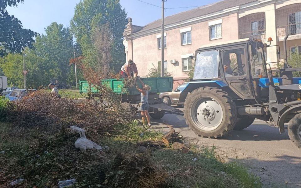 Коммунальные службы проводят работы на территории города Коммунальные службы проводят работы на территории города