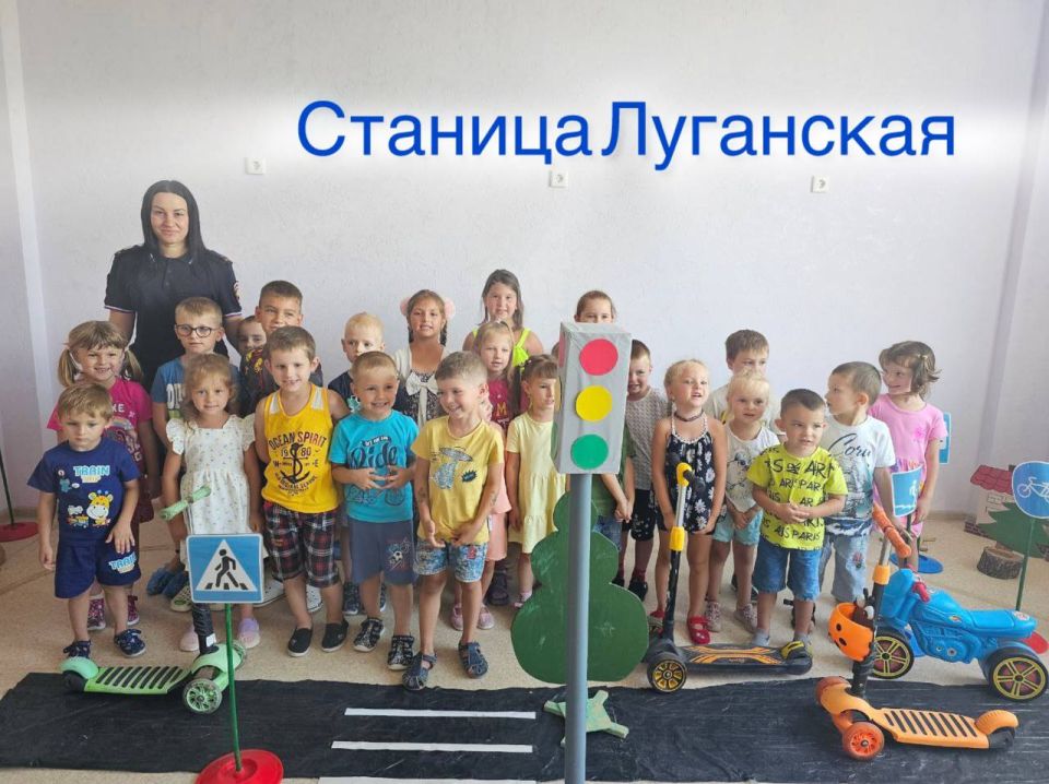 Сотрудники Госавтоинспекции проводят профилактические мероприятия с юными участниками дорожного движения Сотрудники Госавтоинспекции проводят профилактические мероприятия с юными участниками дорожного движения