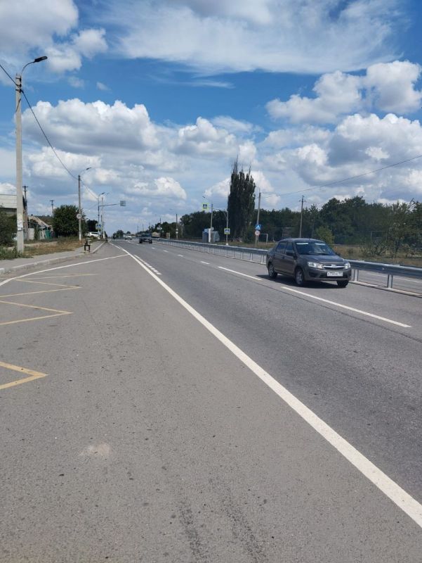 Проводится установка металлического барьерного ограждения на автодороге Луганск - Лутугино - Красный Луч - граница ДНР Проводится установка металлического барьерного ограждения на автодороге Луганск - Лутугино - Красный Луч - граница ДНР