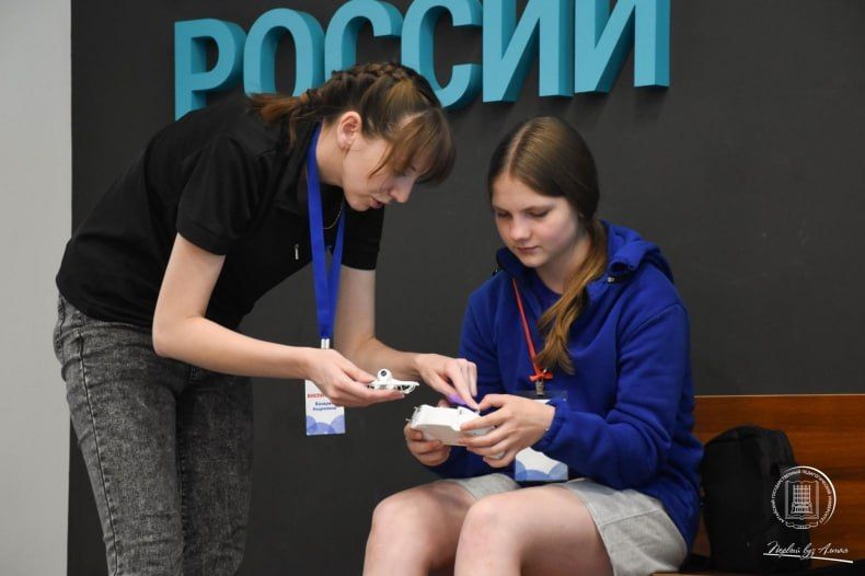 Юные свердловчане научились управлять дронами и узнали, чем питаются космонавты на орбите Юные свердловчане научились управлять дронами и узнали, чем питаются космонавты на орбите