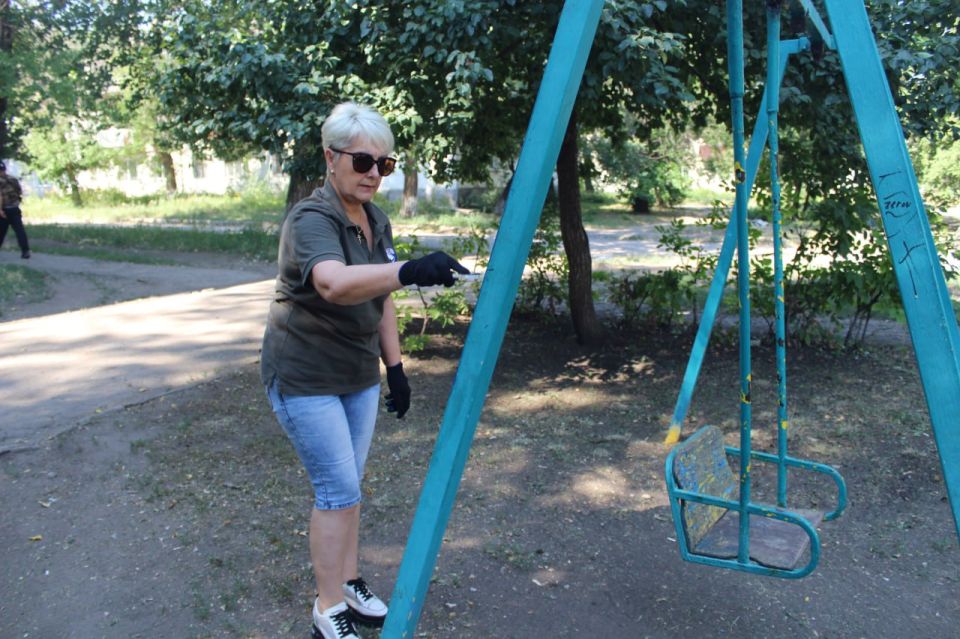 В городе Зимогорье прошел субботник по благоустройству детской площадки В городе Зимогорье прошел субботник по благоустройству детской площадки
