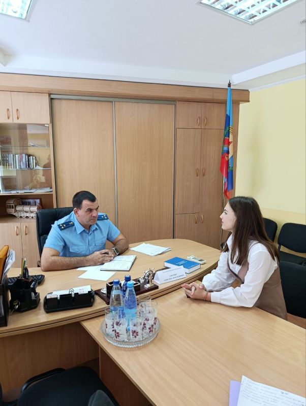 Луганский транспортный прокурор Александр Павленко провел личный прием граждан в здании железнодорожного вокзала