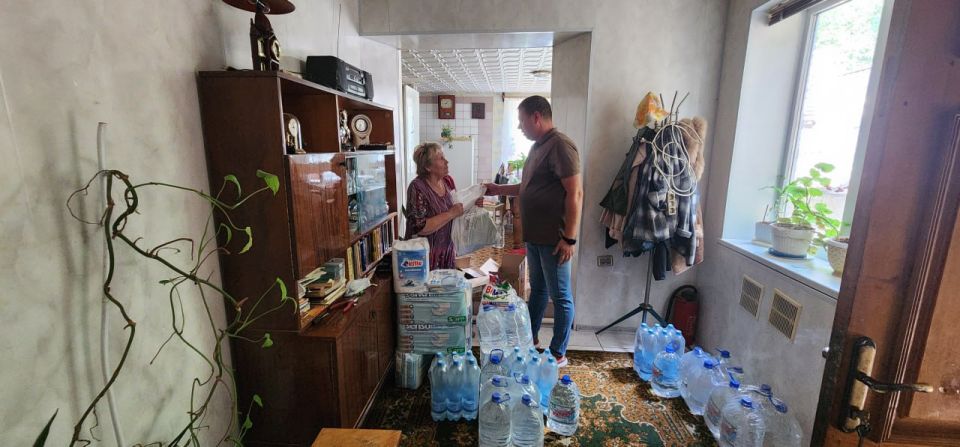Лисичанские единороссы оказали гуманитарную помощь маломобильному жителю города Лисичанские единороссы оказали гуманитарную помощь маломобильному жителю города