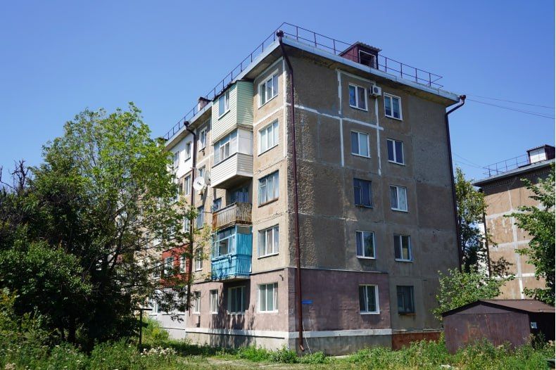 Красноярский край завершает ремонтные работы на кровле дома №24 кв. Пролетариата Донбасса Красноярский край завершает ремонтные работы на кровле дома №24 кв. Пролетариата Донбасса