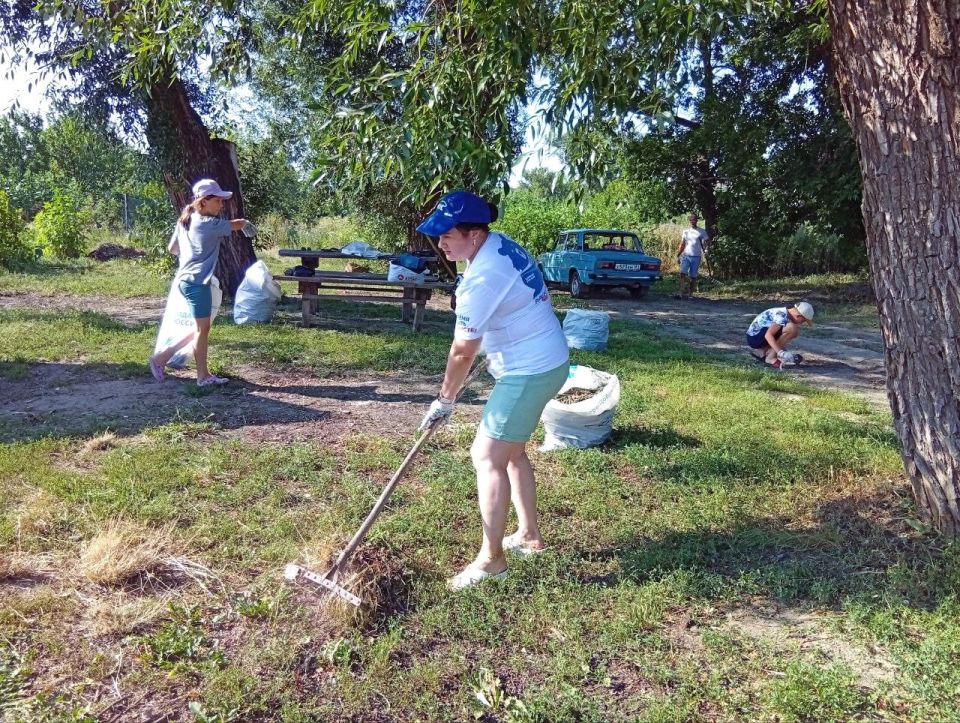 Единороссы продолжают благоустраивать родной поселок Беловодск Единороссы продолжают благоустраивать родной поселок Беловодск