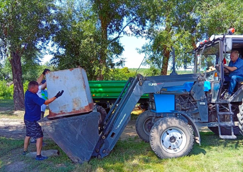 Единороссы продолжают благоустраивать родной поселок Беловодск Единороссы продолжают благоустраивать родной поселок Беловодск
