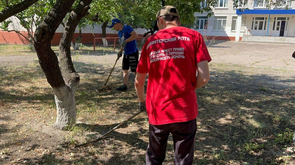 В преддверии нового учебного года Северодонецкое местное отделение партии «ЕДИНАЯ РОССИЯ» совместно с активистами «Молодой Гвардии Единой России» провели субботник на территории Северодонецкой средней школы № 6 В преддверии нового учебного года Северодонецкое местное отделение партии «ЕДИНАЯ РОССИЯ» совместно с активистами «Молодой Гвардии Единой России» провели субботник на территории Северодонецкой средней школы № 6