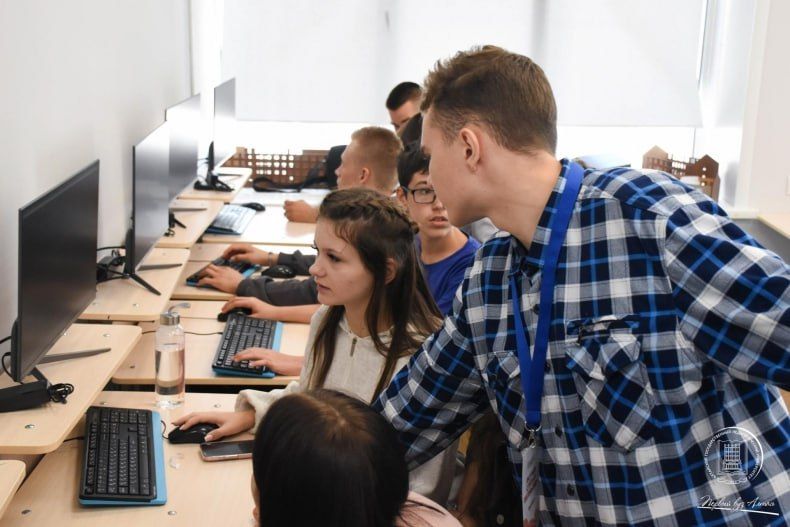 Юные свердловчане научились управлять дронами и узнали, чем питаются космонавты на орбите Юные свердловчане научились управлять дронами и узнали, чем питаются космонавты на орбите