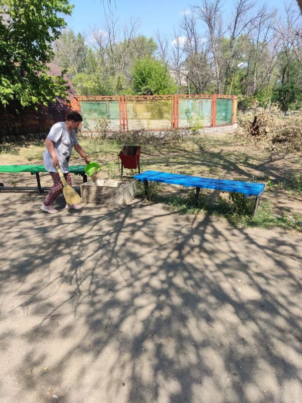 Работники муниципального унитарного предприятия «Лутугиножилфонд» провели мероприятие по благоустройству территории парка, прилегающей к зданию городского дома культуры в пгт Работники муниципального унитарного предприятия «Лутугиножилфонд» провели мероприятие по благоустройству территории парка, прилегающей к зданию городского дома культуры в пгт
