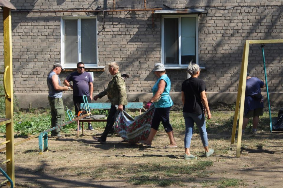 В городе Зимогорье прошел субботник по благоустройству детской площадки В городе Зимогорье прошел субботник по благоустройству детской площадки