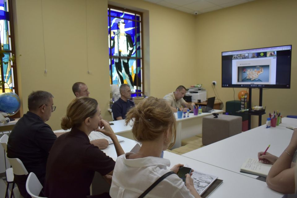 В Перевальском музее состоялось совещание по презентации новых экспозиций В Перевальском музее состоялось совещание по презентации новых экспозиций