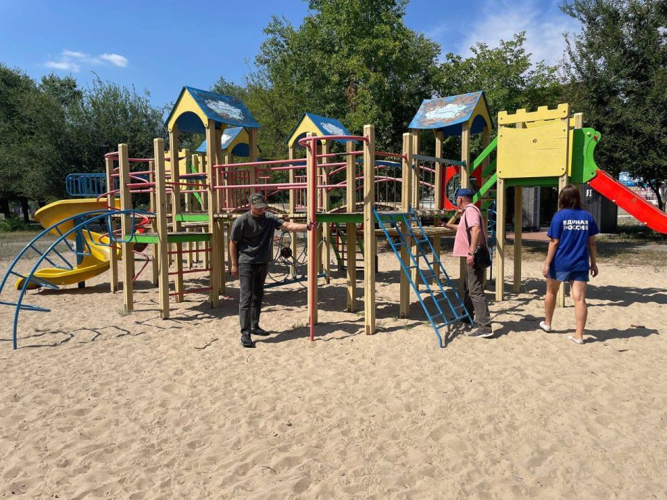 В Северодонецке единороссы провели мониторинг безопасности детского спортивного городка В Северодонецке единороссы провели мониторинг безопасности детского спортивного городка