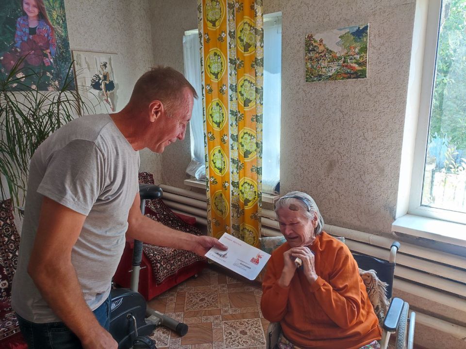 Поздравление с юбилеем.. Николай Бабенко член партии «ЕДИНАЯ РОССИЯ», первичное отделение №4 передал открытку с поздравлениями от президента России Владимира Владимировича Путина женщине, которая отмечала... Поздравление с юбилеем.. Николай Бабенко член партии «ЕДИНАЯ РОССИЯ», первичное отделение №4 передал открытку с поздравлениями от президента России Владимира Владимировича Путина женщине, которая отмечала...