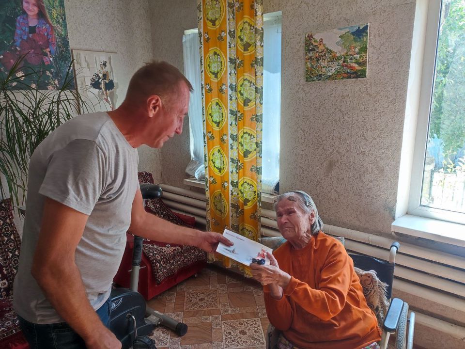 Поздравление с юбилеем.. Николай Бабенко член партии «ЕДИНАЯ РОССИЯ», первичное отделение №4 передал открытку с поздравлениями от президента России Владимира Владимировича Путина женщине, которая отмечала... Поздравление с юбилеем.. Николай Бабенко член партии «ЕДИНАЯ РОССИЯ», первичное отделение №4 передал открытку с поздравлениями от президента России Владимира Владимировича Путина женщине, которая отмечала...