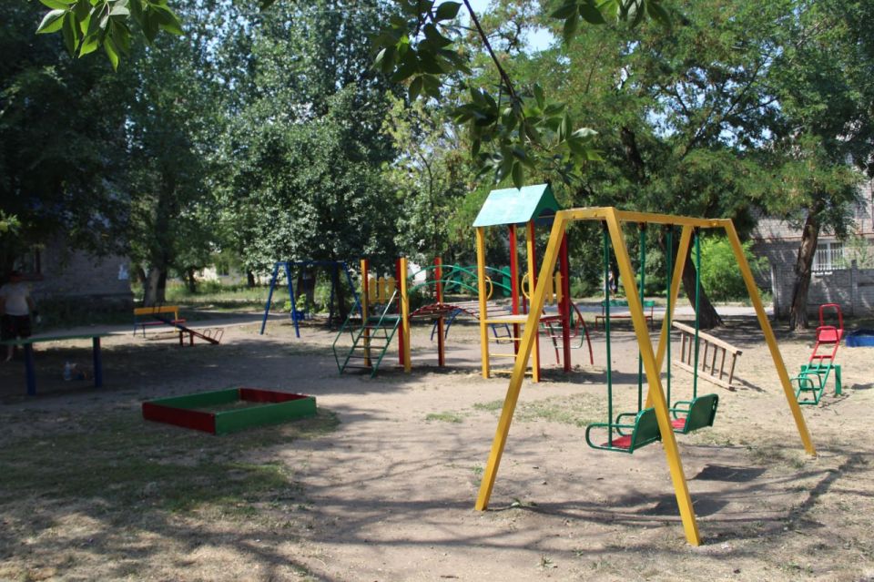 В городе Зимогорье прошел субботник по благоустройству детской площадки В городе Зимогорье прошел субботник по благоустройству детской площадки