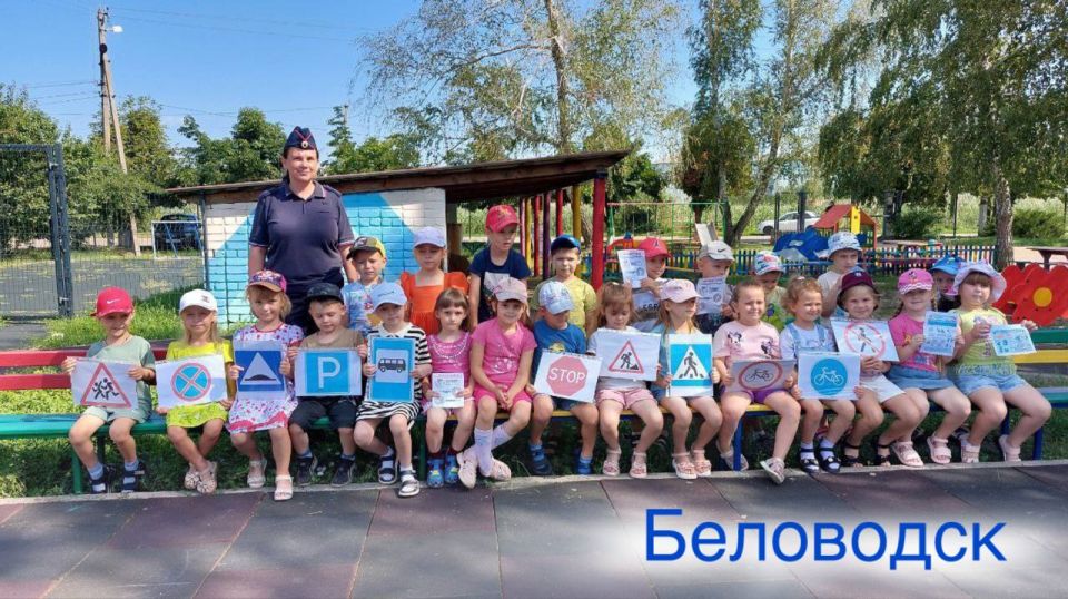 Сотрудники Госавтоинспекции проводят профилактические мероприятия с юными участниками дорожного движения Сотрудники Госавтоинспекции проводят профилактические мероприятия с юными участниками дорожного движения
