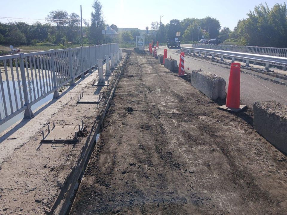 В Беловодском МО продолжается ремонт моста через реку Деркул В Беловодском МО продолжается ремонт моста через реку Деркул
