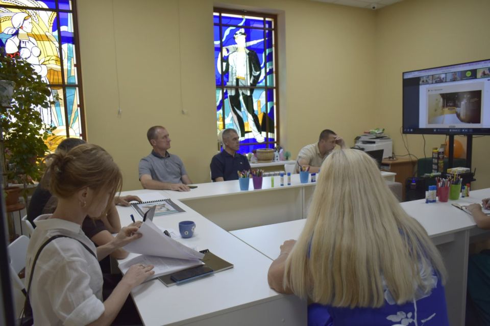 В Перевальском музее состоялось совещание по презентации новых экспозиций В Перевальском музее состоялось совещание по презентации новых экспозиций