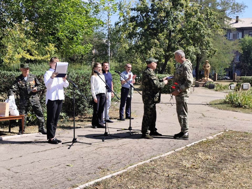 Светлана Гребенькова: Слава воинскому братству. Сегодня ветераны ВДВ из Алчевска возложили цветы в Сквере боевой славы (возле ДК химиков) в честь празднования Дня воздушно-десантных войск Светлана Гребенькова: Слава воинскому братству. Сегодня ветераны ВДВ из Алчевска возложили цветы в Сквере боевой славы (возле ДК химиков) в честь празднования Дня воздушно-десантных войск