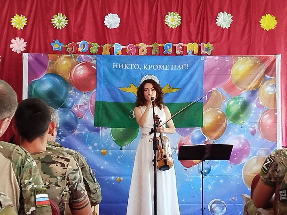Сегодня 02.08.25 наш "ДК Надежда" Принимал гостей из г. Москвы. Наших военнослужащих приехали поздравить с Днём ВДВ, артисты творческой бригады Министерства обороны Сегодня 02.08.25 наш "ДК Надежда" Принимал гостей из г. Москвы. Наших военнослужащих приехали поздравить с Днём ВДВ, артисты творческой бригады Министерства обороны