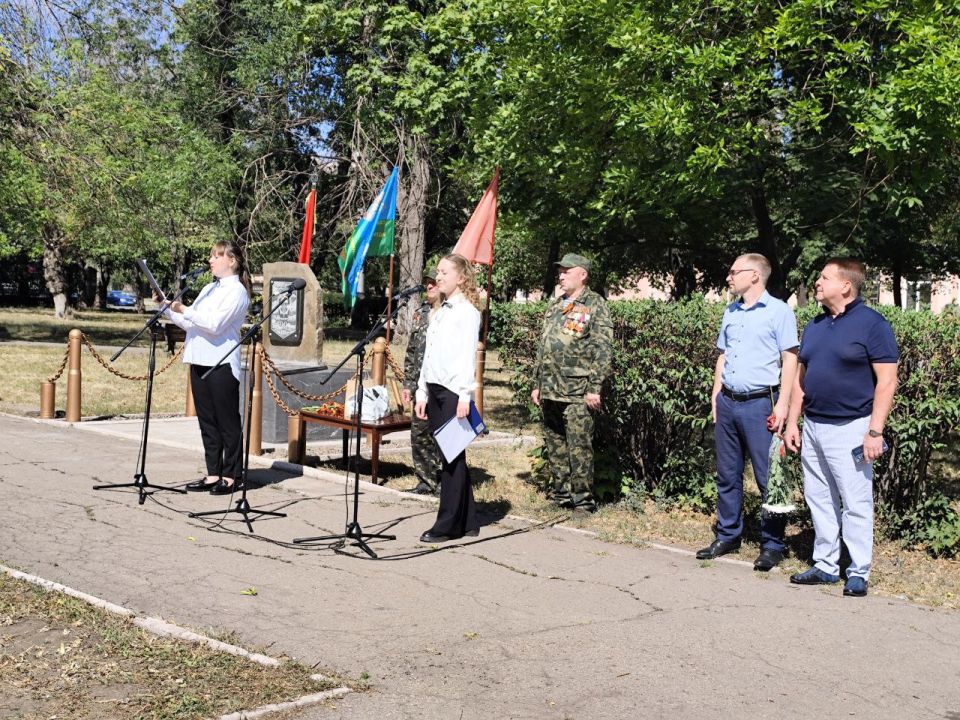 Светлана Гребенькова: Слава воинскому братству. Сегодня ветераны ВДВ из Алчевска возложили цветы в Сквере боевой славы (возле ДК химиков) в честь празднования Дня воздушно-десантных войск Светлана Гребенькова: Слава воинскому братству. Сегодня ветераны ВДВ из Алчевска возложили цветы в Сквере боевой славы (возле ДК химиков) в честь празднования Дня воздушно-десантных войск