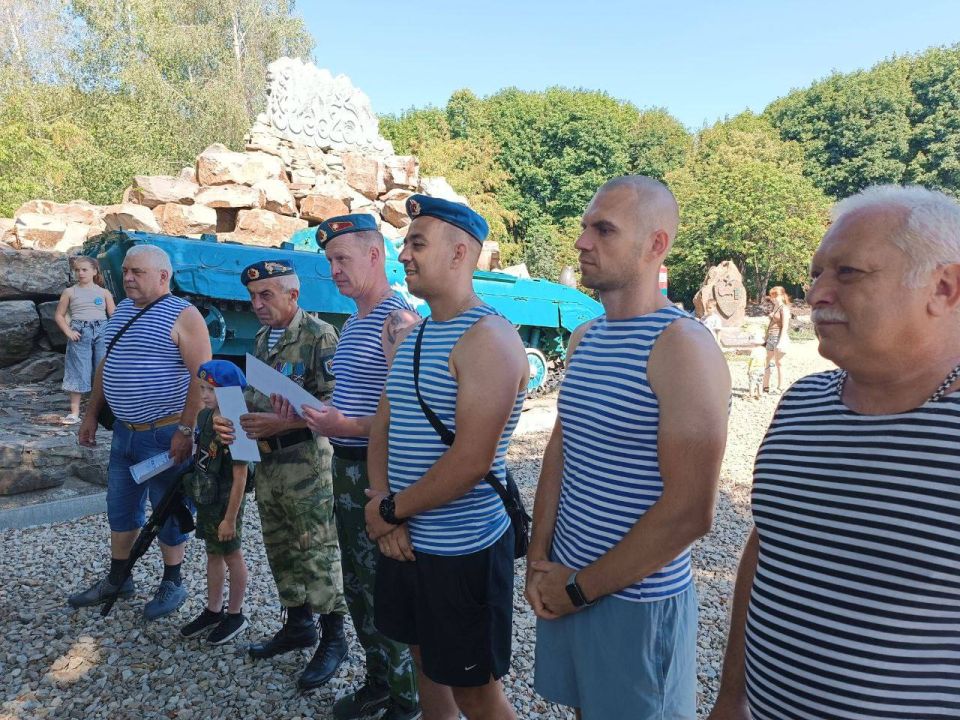 В КРАСНОМ ЛУЧЕ ОТМЕТИЛИ ДЕНЬ ВДВ В КРАСНОМ ЛУЧЕ ОТМЕТИЛИ ДЕНЬ ВДВ