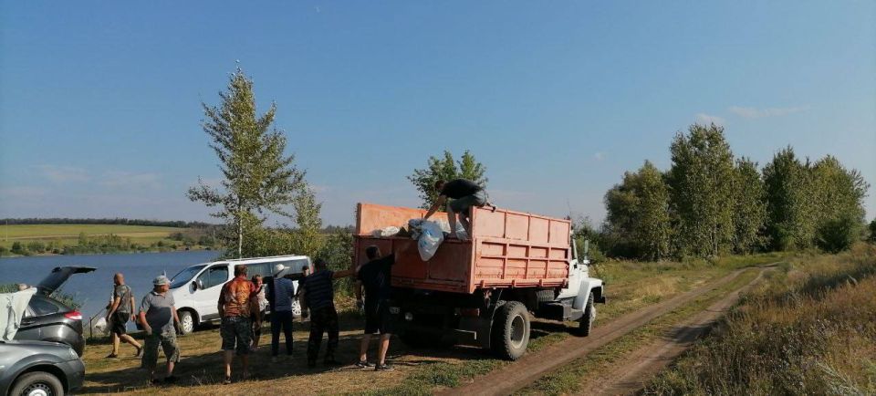 Шуликовская плотина стала чище благодаря усилиям активистов и сторонников партии «Единая Россия» в поддержку партпроекта «Чистая страна» и местных жителей, принявших участие в субботнике Шуликовская плотина стала чище благодаря усилиям активистов и сторонников партии «Единая Россия» в поддержку партпроекта «Чистая страна» и местных жителей, принявших участие в субботнике