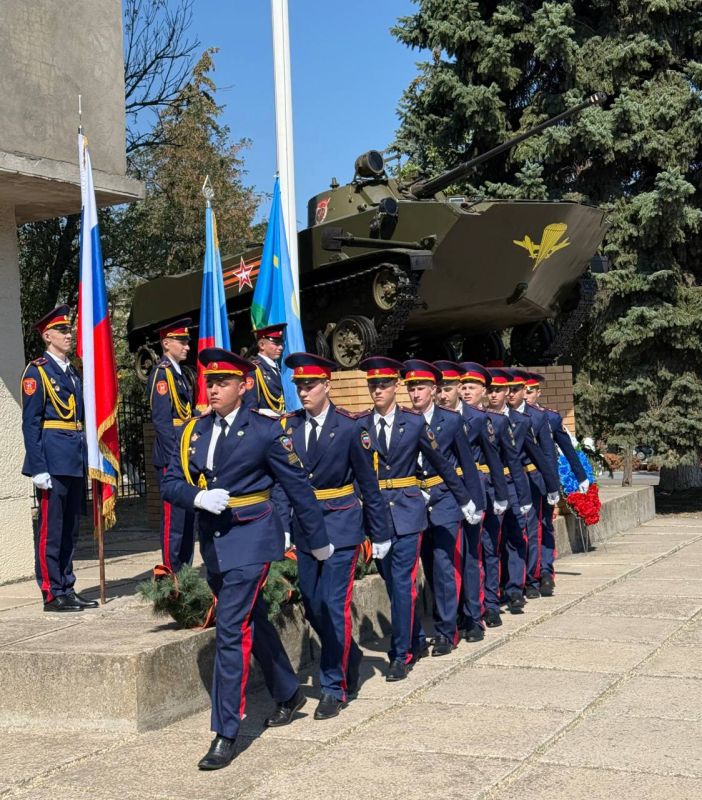 Кадеты Луганского казачьего кадетского корпуса почтили память героев ВДВ Кадеты Луганского казачьего кадетского корпуса почтили память героев ВДВ