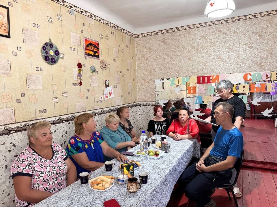В МБУ" ЦКИД г. Брянка"филиал "Клуб пгт Ю. Ломоватка", в рамках проекта "Школа ЖКХ" партии "Единая Россия", прошли дружеские посиделки "Без соседа никуда".Участники мероприятия отвечали на вопросы тематической викторины... В МБУ" ЦКИД г. Брянка"филиал "Клуб пгт Ю. Ломоватка", в рамках проекта "Школа ЖКХ" партии "Единая Россия", прошли дружеские посиделки "Без соседа никуда".Участники мероприятия отвечали на вопросы тематической викторины...