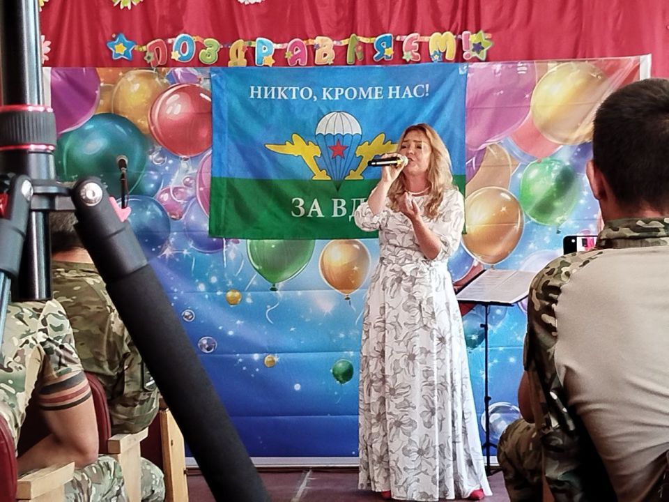 Сегодня 02.08.25 наш "ДК Надежда" Принимал гостей из г. Москвы. Наших военнослужащих приехали поздравить с Днём ВДВ, артисты творческой бригады Министерства обороны Сегодня 02.08.25 наш "ДК Надежда" Принимал гостей из г. Москвы. Наших военнослужащих приехали поздравить с Днём ВДВ, артисты творческой бригады Министерства обороны