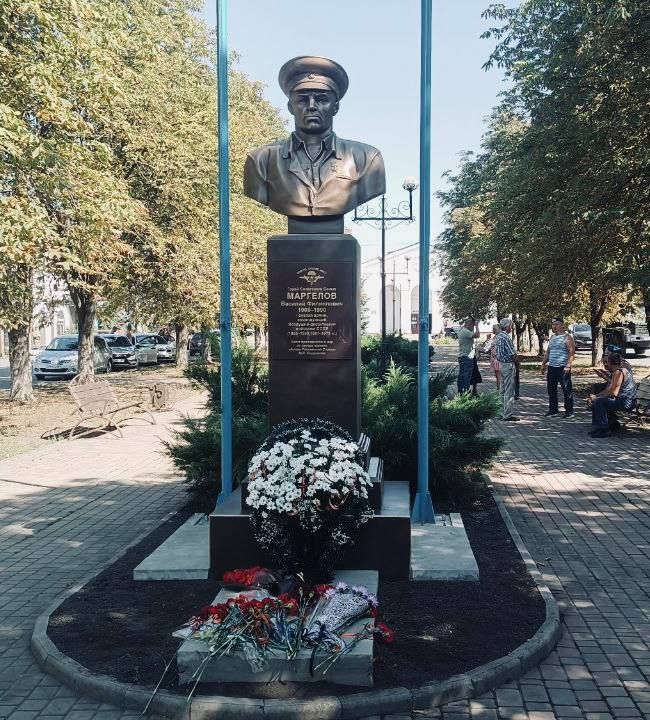 В СВЕРДЛОВСКЕ ОТКРЫЛИ ПАМЯТНИК ВАСИЛИЮ МАРГЕЛОВУ В СВЕРДЛОВСКЕ ОТКРЫЛИ ПАМЯТНИК ВАСИЛИЮ МАРГЕЛОВУ