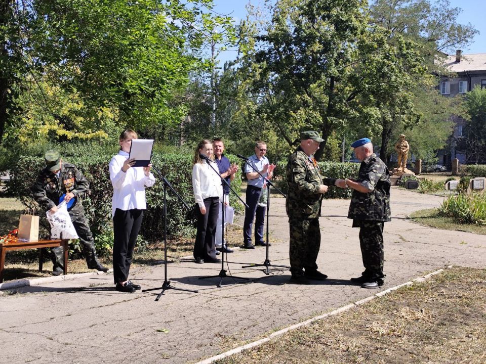 Светлана Гребенькова: Слава воинскому братству. Сегодня ветераны ВДВ из Алчевска возложили цветы в Сквере боевой славы (возле ДК химиков) в честь празднования Дня воздушно-десантных войск Светлана Гребенькова: Слава воинскому братству. Сегодня ветераны ВДВ из Алчевска возложили цветы в Сквере боевой славы (возле ДК химиков) в честь празднования Дня воздушно-десантных войск