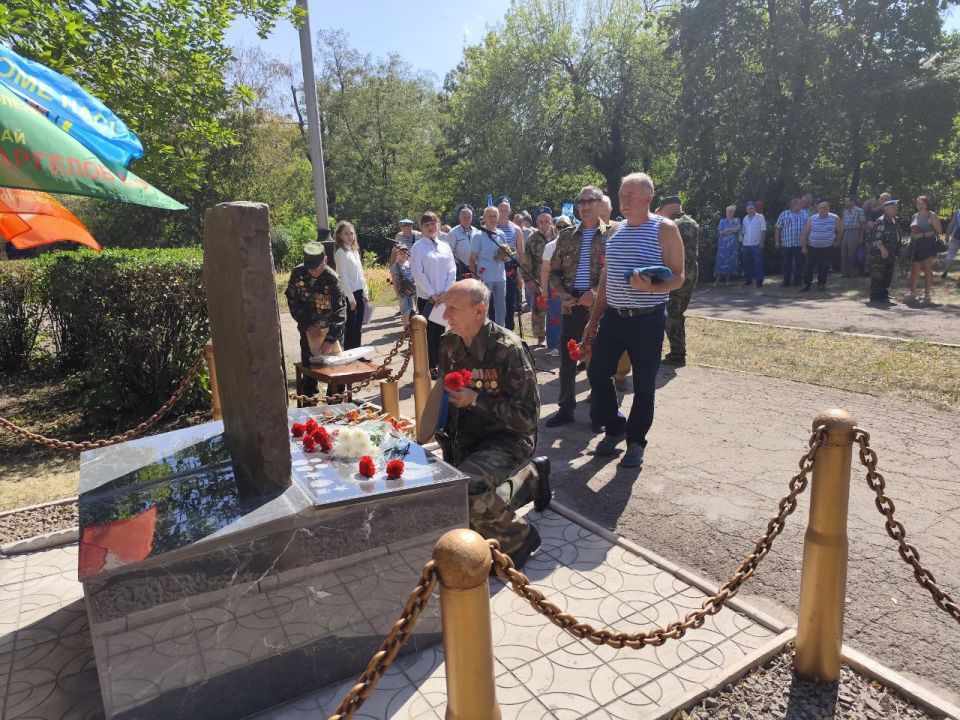 Светлана Гребенькова: Слава воинскому братству. Сегодня ветераны ВДВ из Алчевска возложили цветы в Сквере боевой славы (возле ДК химиков) в честь празднования Дня воздушно-десантных войск Светлана Гребенькова: Слава воинскому братству. Сегодня ветераны ВДВ из Алчевска возложили цветы в Сквере боевой славы (возле ДК химиков) в честь празднования Дня воздушно-десантных войск